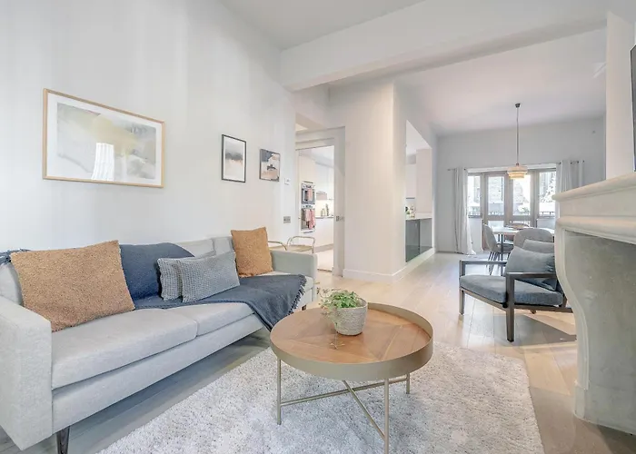 Luxurious 4 Bedroom Home In Kensington