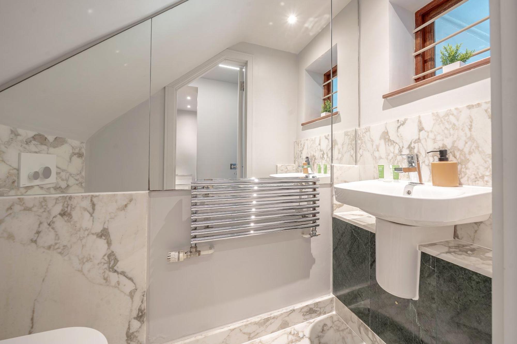 Luxurious 4 Bedroom In Kensington Hébergement de vacances